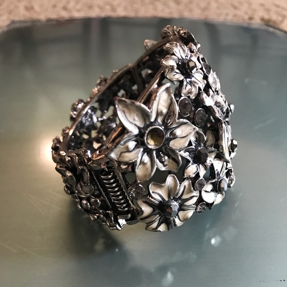 Flower bracket bracelet - Picture 2 of 3